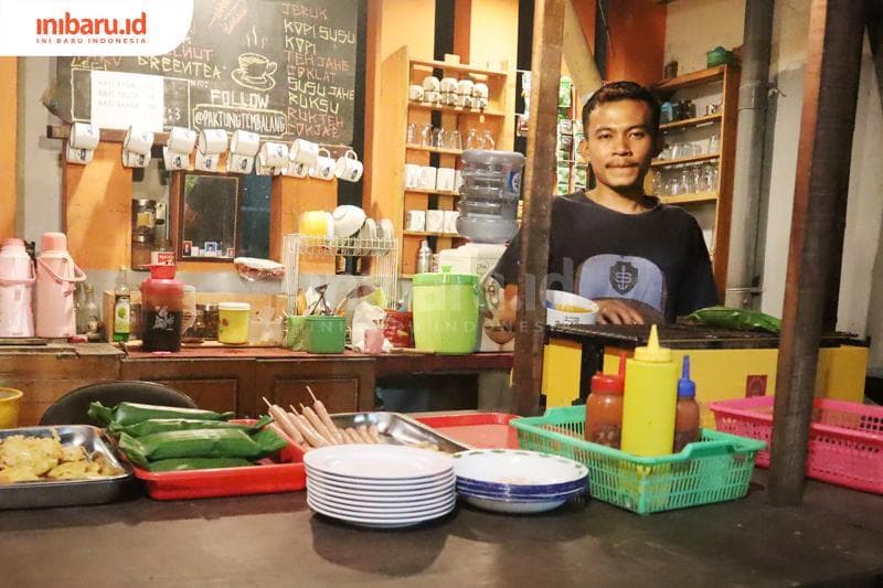 Membeli makanan di warung saat pandemi. (Inibaru.id/ Gregorius Manurung)