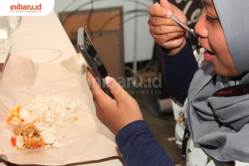 Meski asyik, sulit untuk menikmati makanan. (Inibaru.id/Triawanda Tirta Aditya)