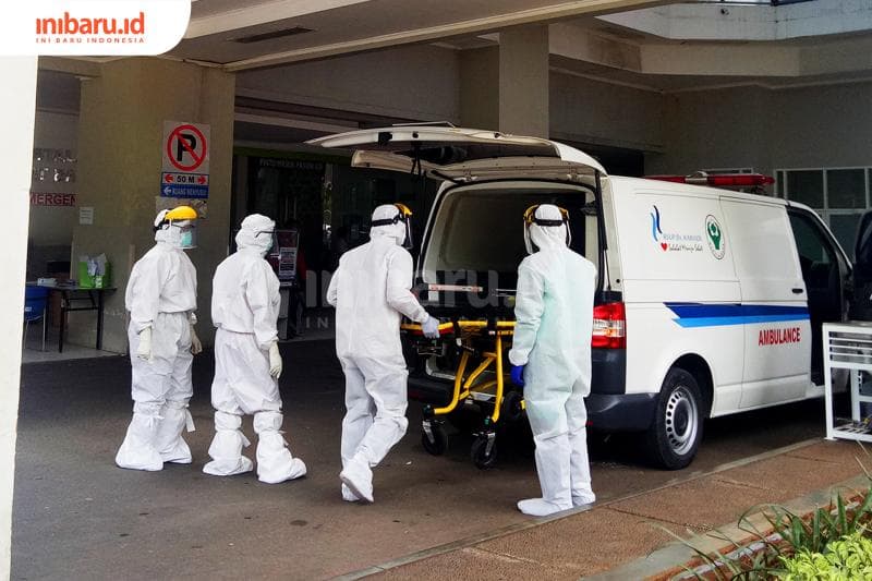 Ilustrasi mengamankan pasien positif Covid-19. (Inibaru.id/Triawanda Tirta Aditya)