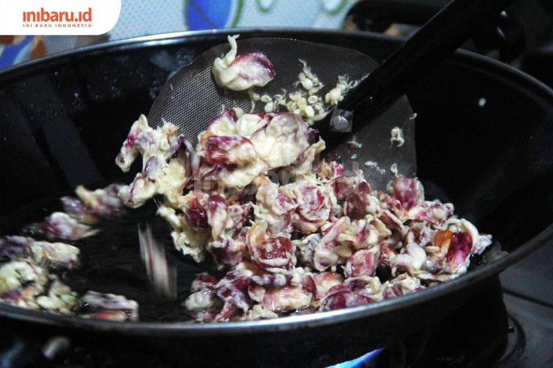 Mawar digoreng nggak terlalu lama. (Inibaru.id/ Zulfa Anisah)<br>