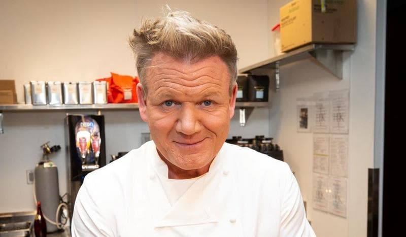 Gordon Ramsay belajar rendang di Sumatera Barat. (Instagram.com/gordongram)
