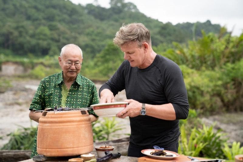 Gordon Ramsay membuat rendang dengan koki William Wongso. (mainmain.id)