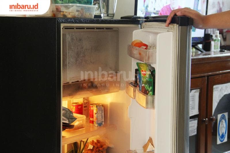 Menempatkan barang di atas kulkas ternyata kurang baik untuk dilakukan. (Inibaru.id/Triawanda Tirta Aditya)