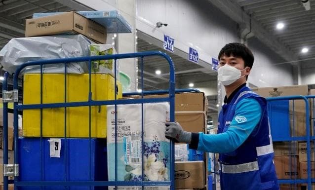 Pembentukan klaster penyebaran virus baru terjadi di perushaan. (Reuters/Kim Hong-ji)<br>