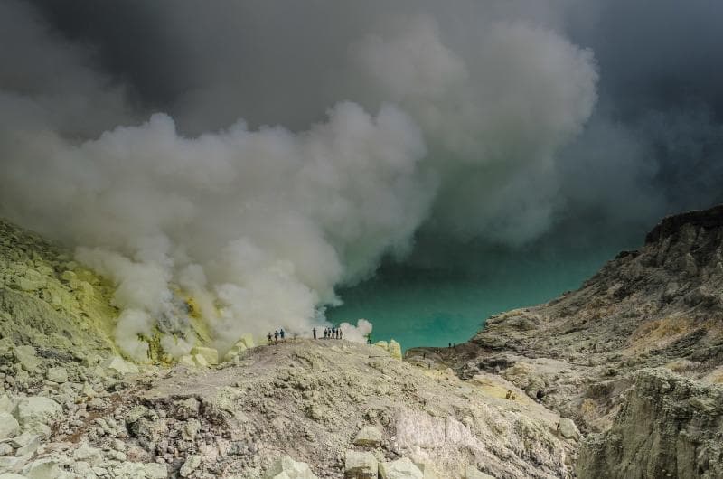 Terjadi gelombang setinggi 3 meter di Danau Kawah Ijeh. (Flickr/tiomax80)