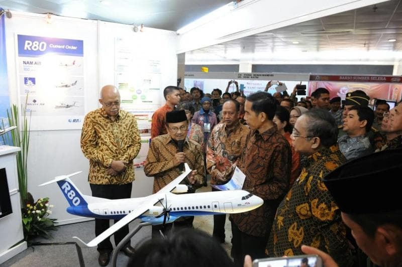 BJ Habibie memaparkan tentang pesawat R80 kepada Presiden Joko Widodo dalam pembukaan National Innovation Forum (NIF) 2015 di Puspitek, Serpong, Banten. (Sekretariat Kabinet)