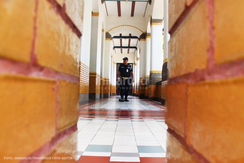 Satpam memeriksa keadaan di Lawang Sewu yang ditutup karena wabah virus corona.<br>