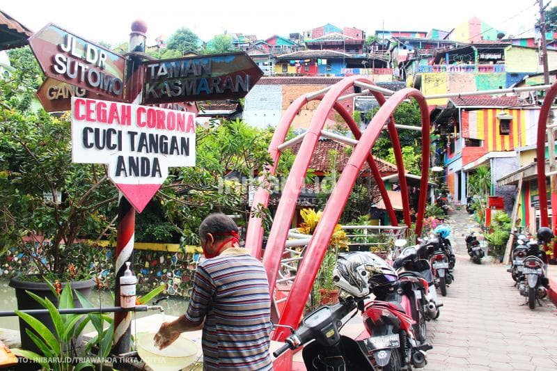Terjadi peningkatan aktivitas di kawasan Kampung Pelangi yang mulai dikunjungi orang pada 28 Mei 2020.