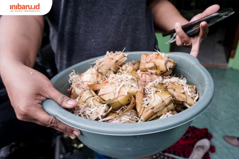 Kupat Jembut yang hendak dibagikan. (Inibaru.id/ Audrian F)<br>