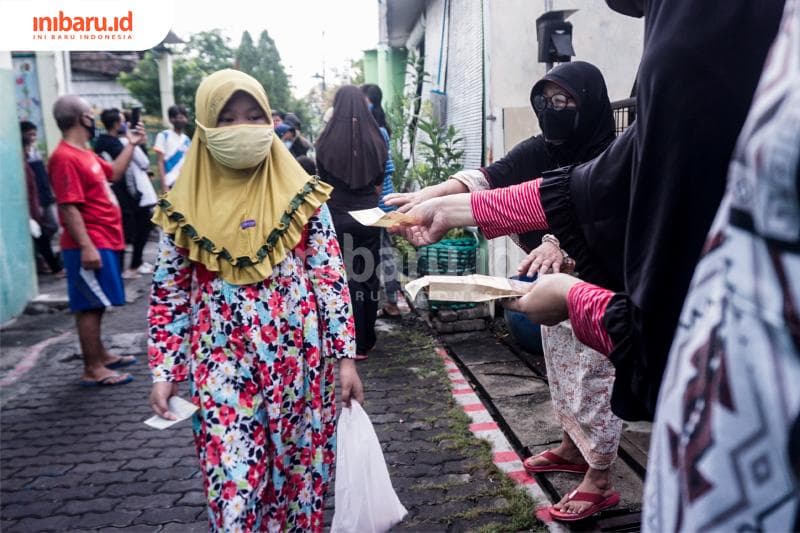 Warga juga membagi-bagikan uang saku kepada anak-anak. (Inibaru.id/ Audrian F)<br>