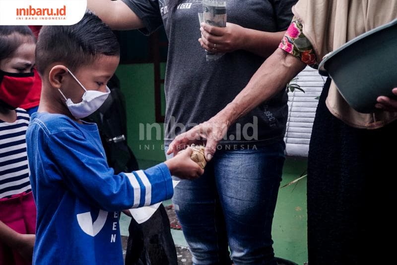 Anak-anak menerima Kupat Jembut. (Inibaru.id/ Audrian F)<br>