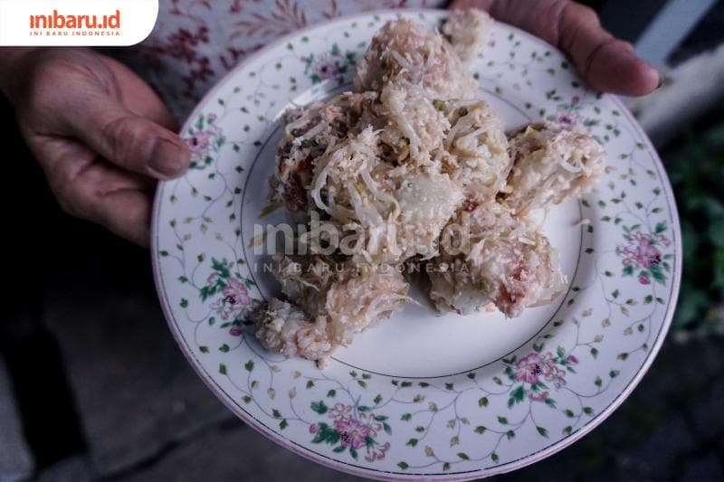 Adonan Kupat Jembut. (Inibaru.id/ Audrian F)<br>