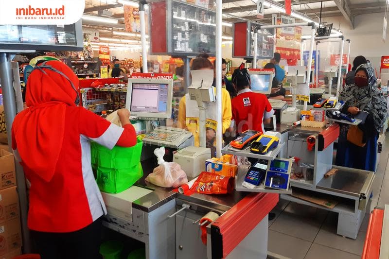 Selama di mal atau supermarket harus pandai-pandai menjaga jarak. (Inibaru.id/Triawanda Tirta Aditya)