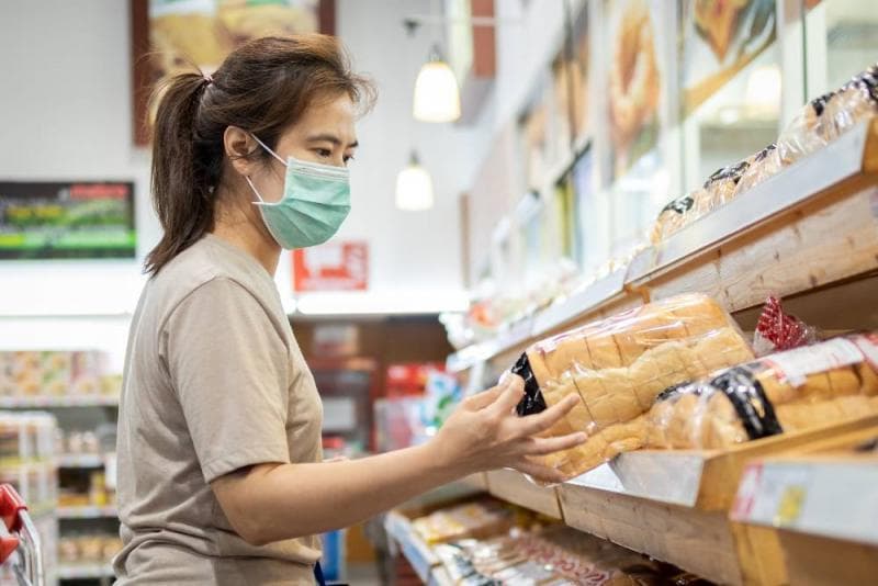 Memakai masker saat berbelanja di mal atau supermarket. (Sehatq)