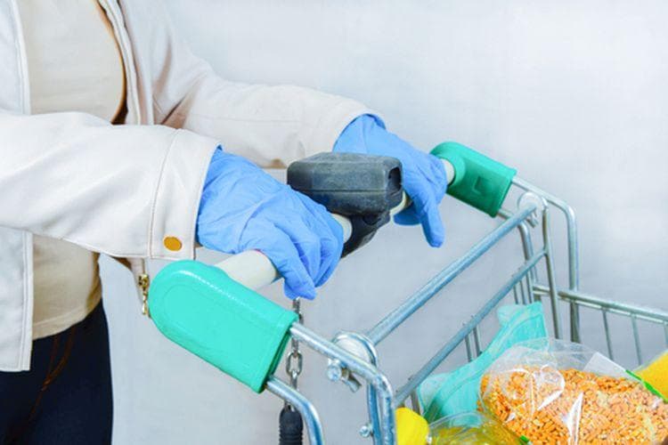 Ilustrasi belanja menggunakan sarung tangan. (Shutterstock)