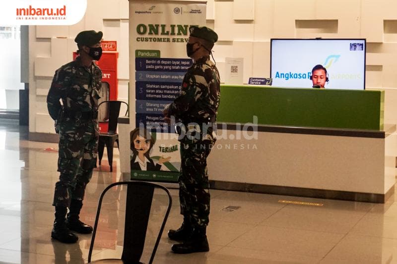 Petugas Militer menjaga Bandara Ahmad Yani. (Inibaru.id/ Audrian F)<br>