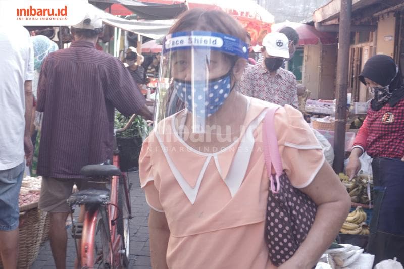 Pelanggan pasar sudah bersiap melakukan new normal dengan menggunakan face shield. (Inibaru.id/ Audrian F)<br>