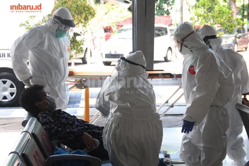 Penanganan pasien Covid-19, petugas harus menggunakan face shield. (Inibaru.id/Triawanda Tirta Aditya)