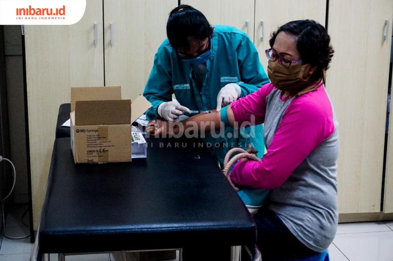 Rapid test yang dilakukan oleh para penyintas kanker Sahabat Lestari di Rumah Sakit Ken Saras. (Inibaru.id/ Audrian F)<br>