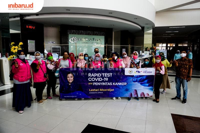 Para penyintas kanker berfoto bersama Sahabat Lestari. (Inibaru.id/ Audrian F)<br>