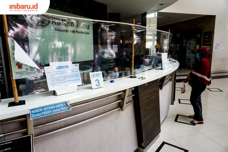 Tabir pembatas yang sudah dipasang di RS Ken Saras. (Inibaru.id/ Audrian F)<br>