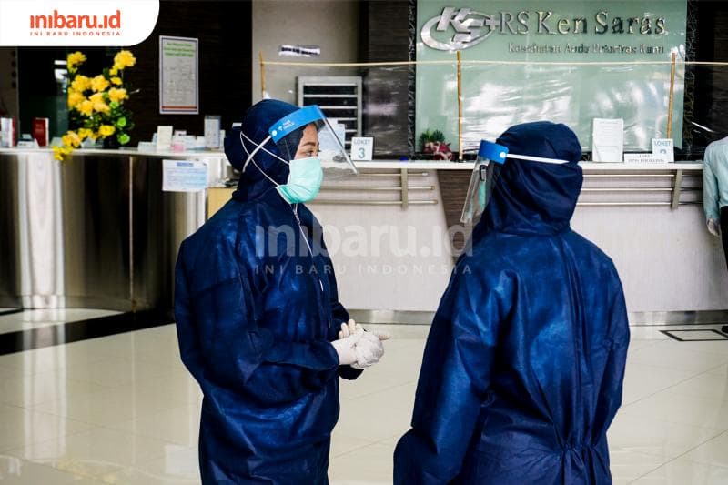 Para petugas medis akan senantiasa mengenakan APD. (Inibaru.id/ Audrian F)<br>
