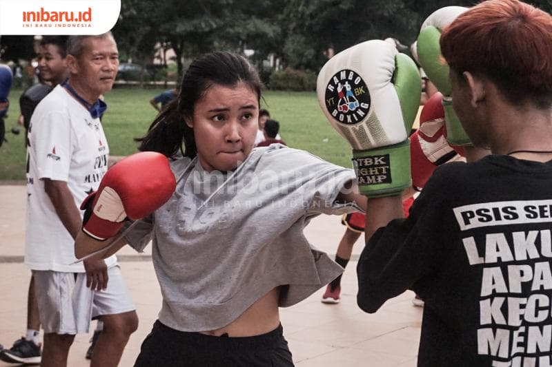 Salah satu petinju perempuan tampak begitu semangat meski berlatih di tengah kota. (Inibaru.id/ Audrian F)<br>