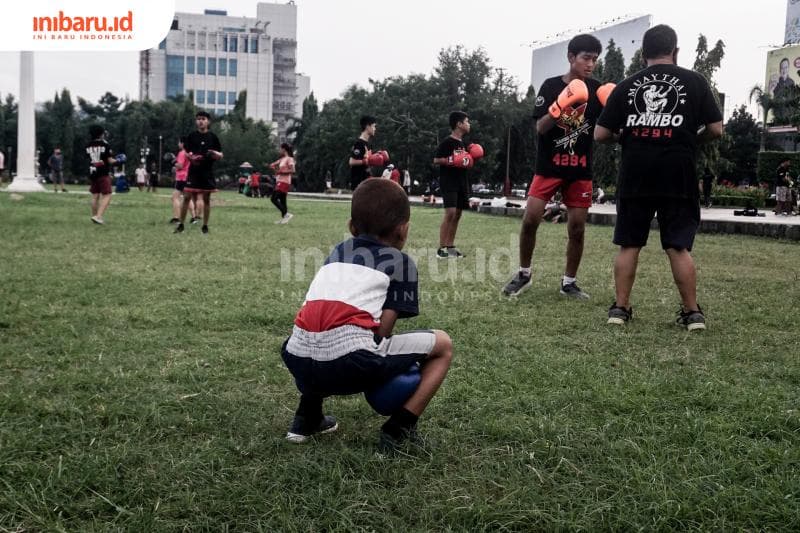 Seorang atlet muda sedang mengamati seniornya berlatih. (Inibaru.id/ Audrian F)<br>