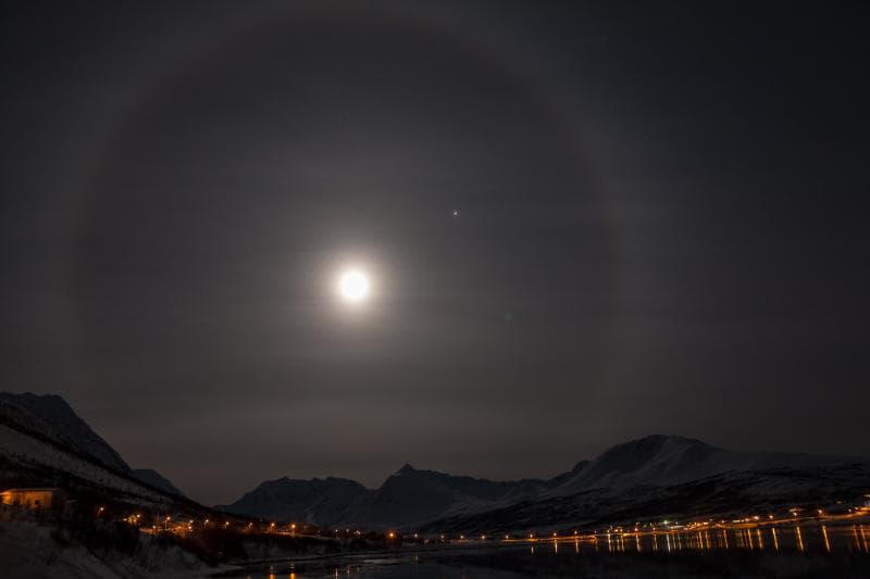 Fenomena bulan bercincin. (Flickr/lenzmoser)<br>