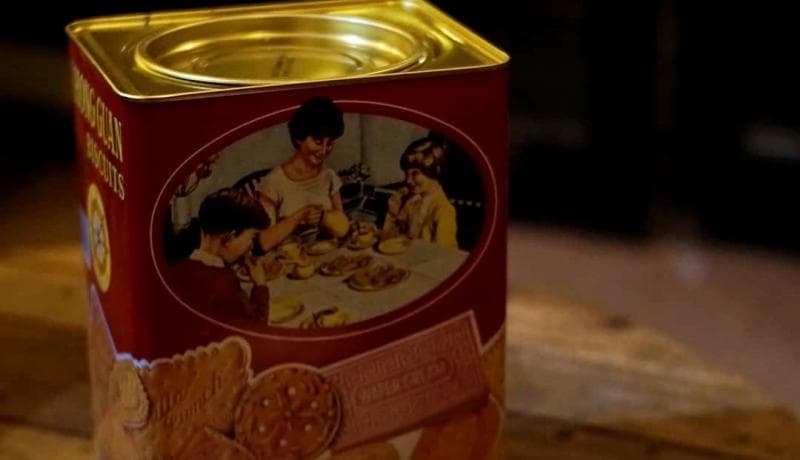 Tampilan kaleng biskuit Khong Guan yang nggak pernah berubah. (Instagram.com/zezeecoffeehouse)