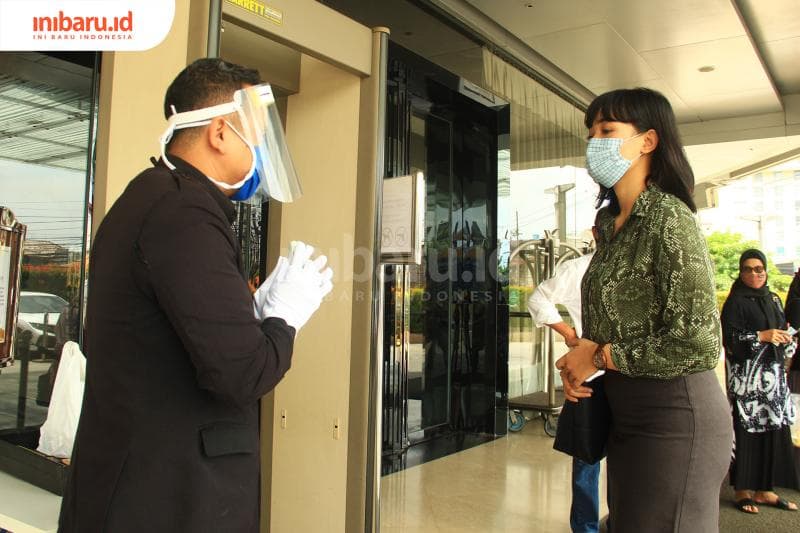 Petugas dengan face shield di PO Hotel Semarang. (Inibaru.id/ Zulfa Anisah)
