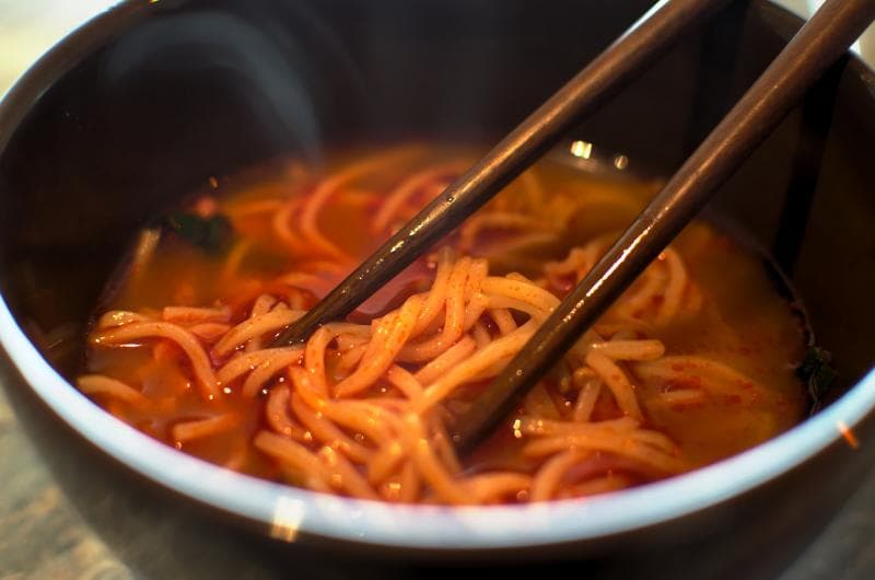 Mi instan pedas memang sangat menggoda, namun terlalu sering mengonsumsinya bisa memberikan dampak buruk bagi kesehatan. (Flickr/

Marek Kubica)