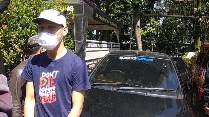 Kebebasan Ferdian Paleka dijemput dengan sedan hitam. (Tribun Jabar/Mega)<br>