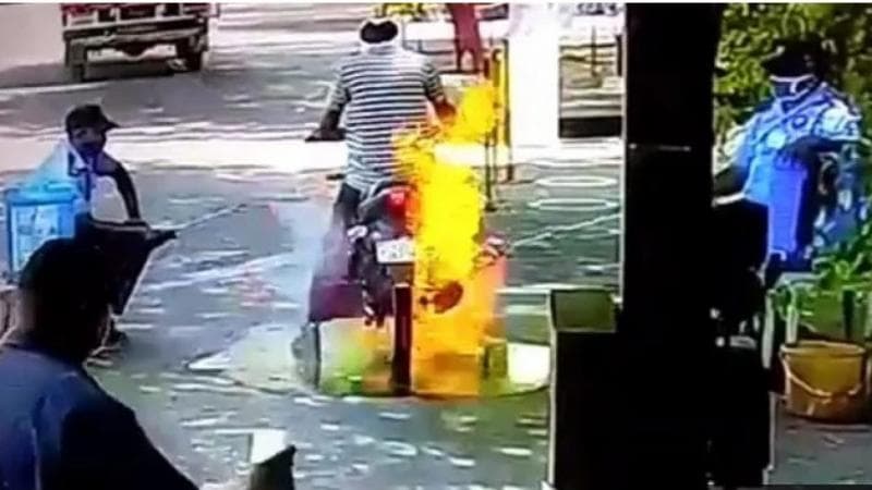 Kasus penyemprotan disinfektan yang membuat sepeda motor terbakar. (Batamclick)