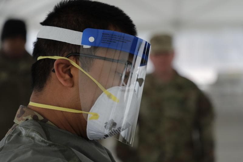 Face shield kini nggak hanya dipakai tenaga medis, namun dicari oleh masyarakat. (Flickr/thenationalguard)