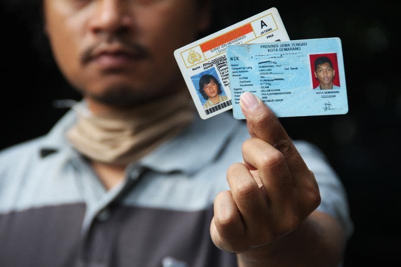 Meski hasil foto KTP dan SIM nggak bagus, kebanyakan orang malas komplain dan membiarkannya begitu saja. (Inibaru.id/Triawanda Tirta Aditya)