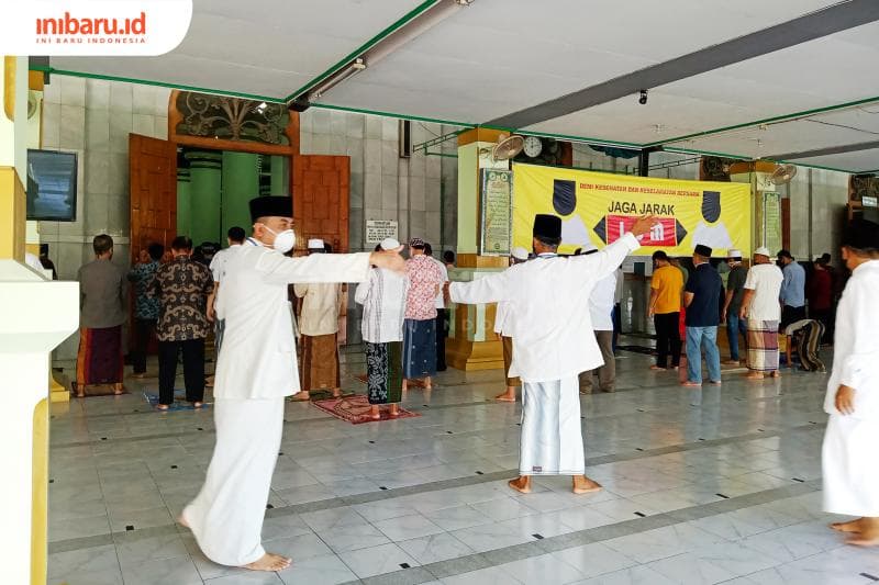 Para takmir mengatur saf dan jemaah. (Inibaru.id/ Zulfa Anisah)