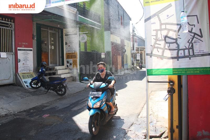 Bahaya penyemprotan disinfektan pada sepeda motor. (Inibaru.id/Triawanda Tirta Aditya)