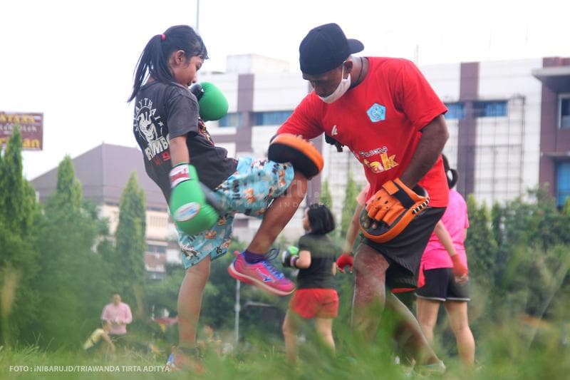 Pelatih tinju menggunakan masker saat melatih di kawasan Simpang Lima Semarang.