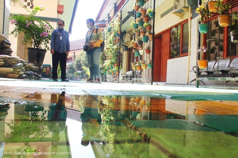 Kepala Sekolah SMAN 5 Semarang Siswanto (kiri) meninjau kesiapan fasilitas sekolahan dalam menyambut new normal. 