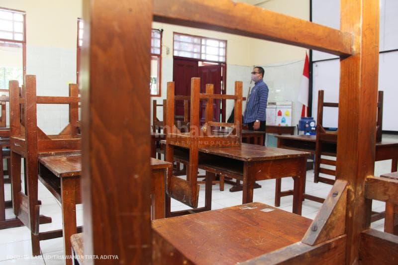 Meja-kursi diatur berjarak untuk meminimalisasi penularan virus corona di ruangan kelas.