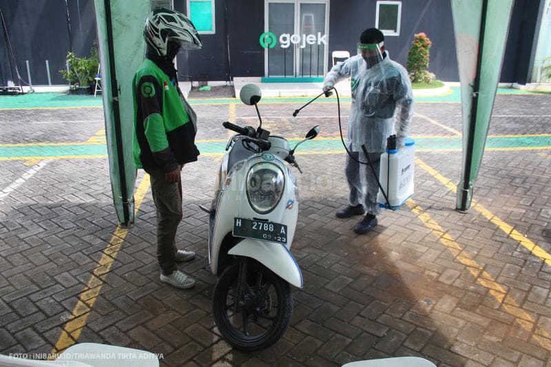 Kendaraan milik mitra driver ojol disemprot cairan disinfektan secara rutin untuk menanggulangi kemungkinan ada virus yang menempel.