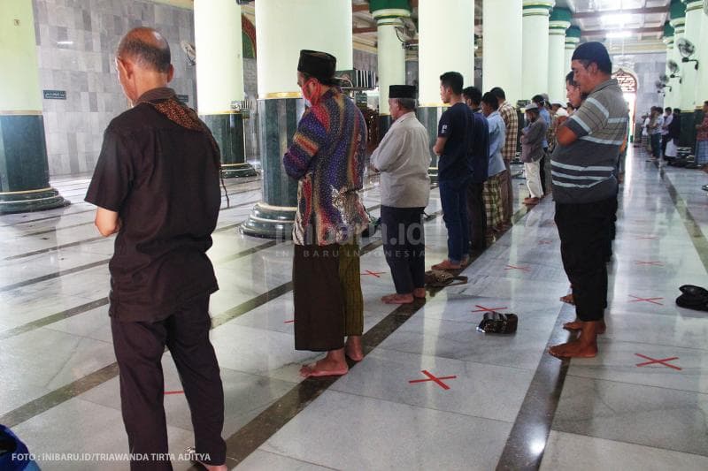 Masjid Kauman Semarang menggelar salat berjemaah dengan protokol kesehatan yang ketat. Namun, protokol kesehatan itu masih nggak diindahkan sebagian orang.
