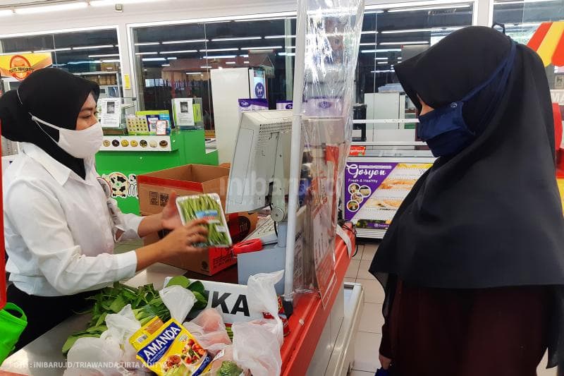 Supermarket juga memasang sekat pembatas pada bagian kasir untuk melindungi calon pembeli dan karyawan dari penularan virus.