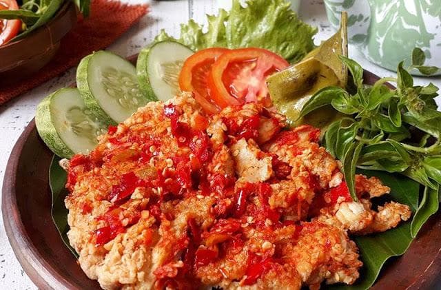 Ayam geprek menggoda dengan adanya sambal. (Gudangresep)