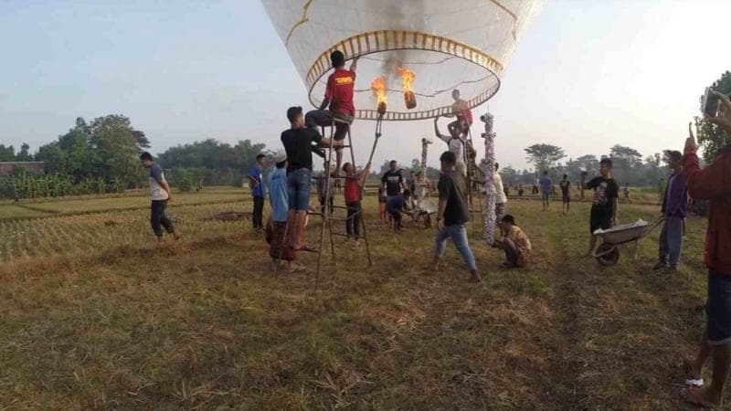 Meski dilarang, masih banyak masyarakat menerbangan balon udara secara ilegal. (Faktualnews.co)