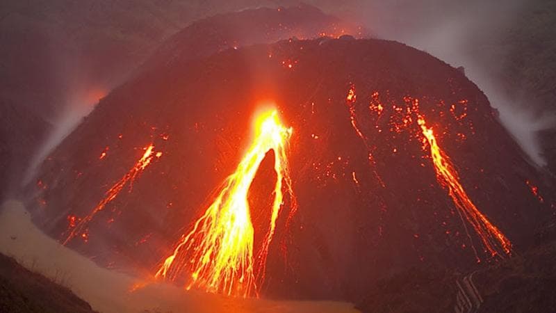 Letusan Gunung Kelud pada 2014 silam. (Youtube/Alex Rudiat)