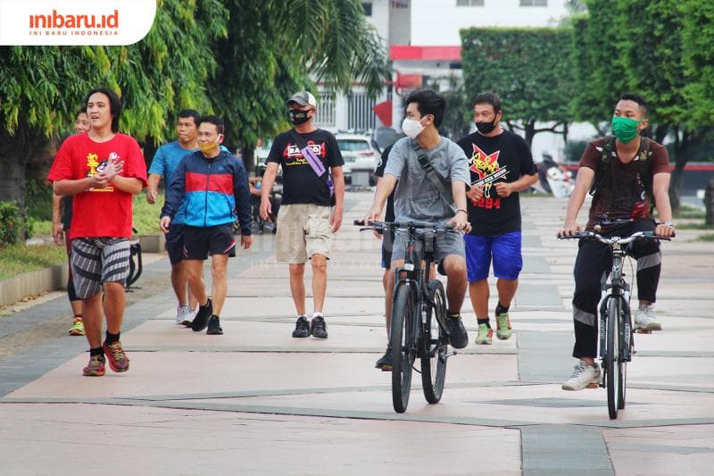 Tetap pakai masker saat berolahraga ya (parenting.orami.co.id)