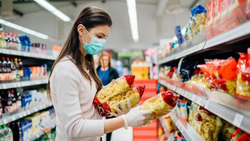 Belanja dengan sarung tangan justru nggak efektif mencegah Covid-19 (Klikdokter/Shutterstock)