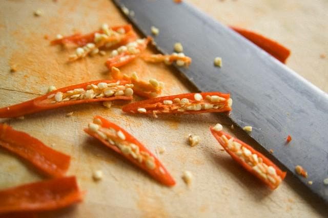 Benarkah Biji Jambu dan Biji Cabai Bisa Sebabkan Usus Buntu?